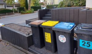 Mülltonnenstellplatz gepflastert, Pflasterarbeiten, Terrassenbau, Palisadenbau